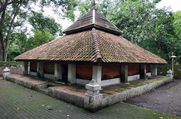 Jelajahi Senja di JL. MAKAM MBAH LARANGAN: Tempat Hiburan Seru untuk Keluarga